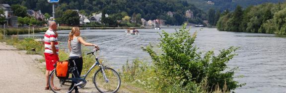 Ciclistas junto en la Vía Verde del río Meuse