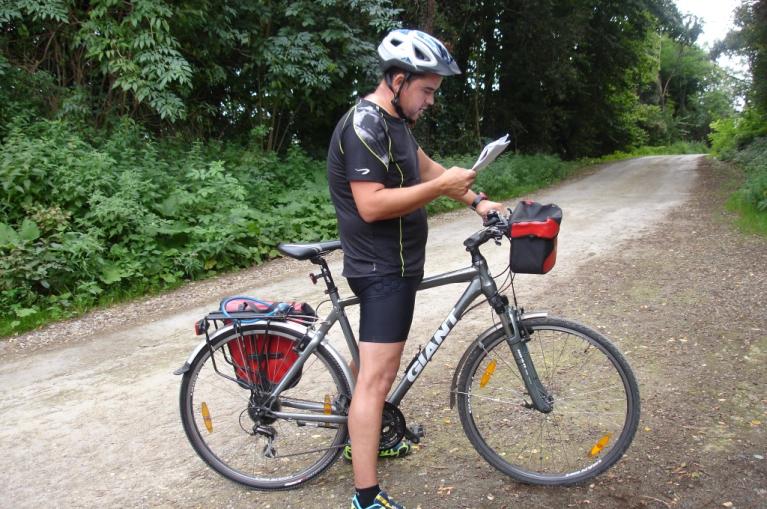 ciclista mirando mapa