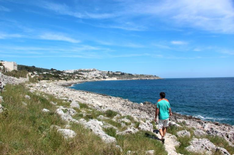 Senderista en la costa de Apulia