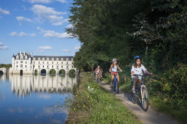 Niñas en bicicleta junto a castillo del Loira