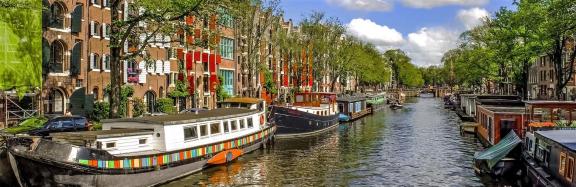 Barcos en canales de Amsterdam