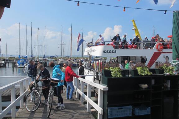 Ciclistas en Ferry en Holanda