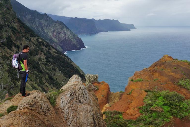 Senderista mirando al horizonte en la costa de Madeira