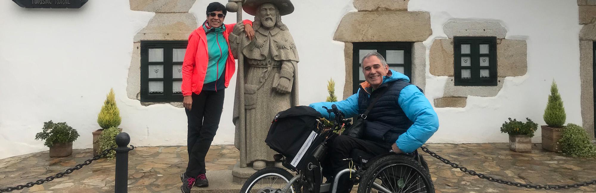 Pareja haciendo el Camino de Santiago en silla de ruedas