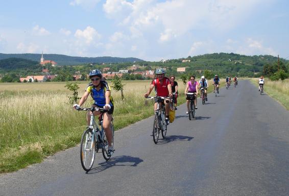 Ciclistas en el Lago Balaton