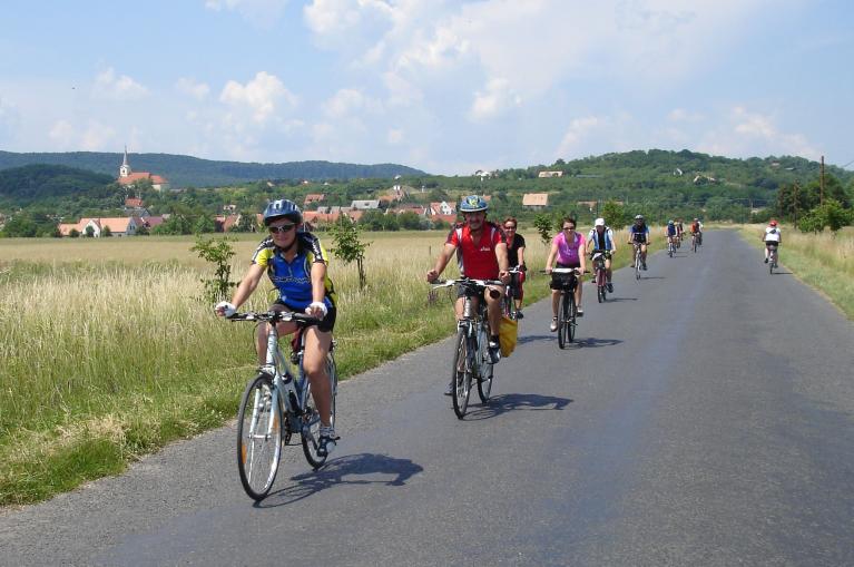 Ciclistas en el Lago Balaton