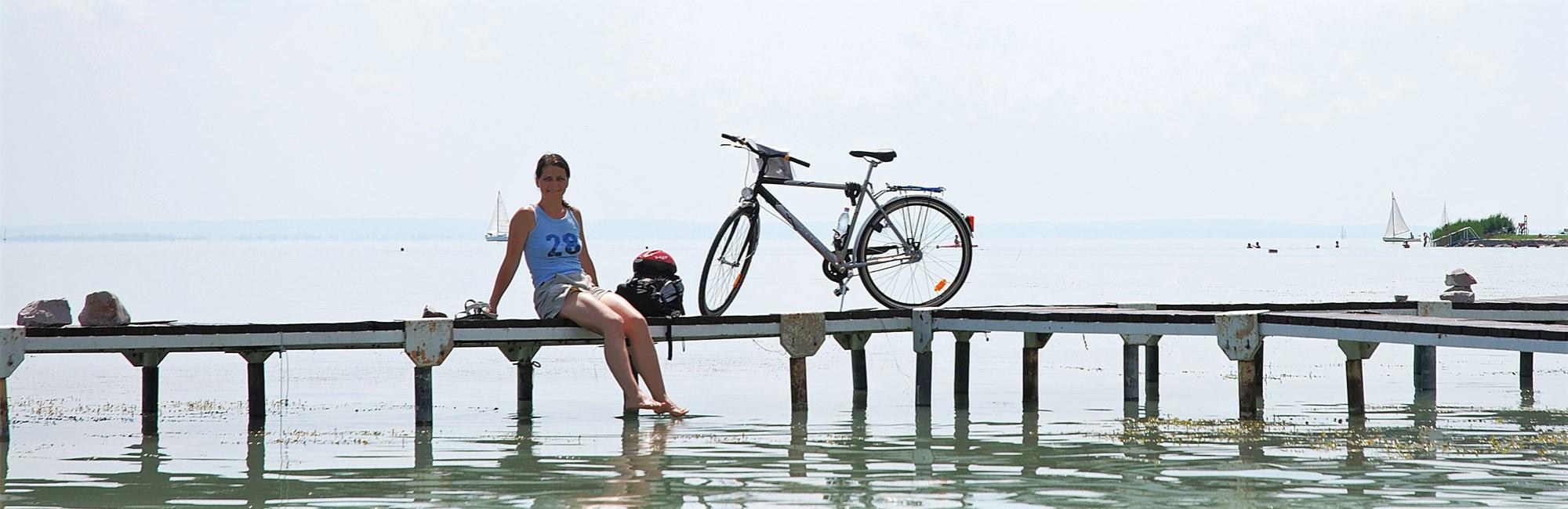 Ciclista sentada en una pasarela del Lago Balaton