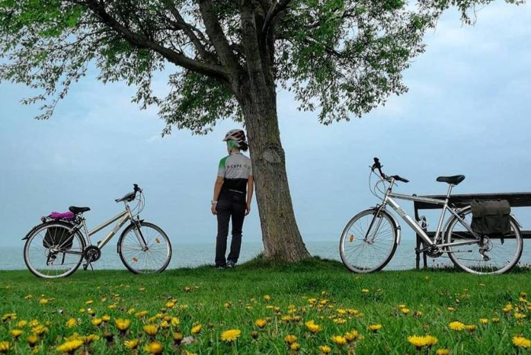Ciclista junto al Lago Balaton