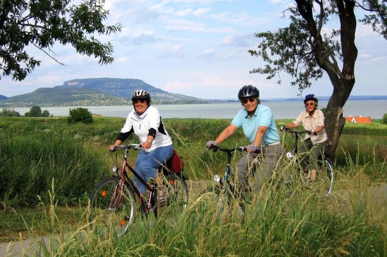 Ciclistas a las orillas del Lago Balatón
