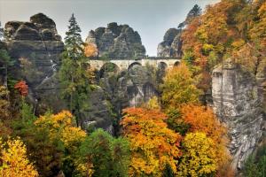 Puente de Bastei en otoño