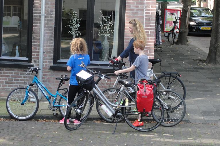 Niños en bici en ciudad de Holanda