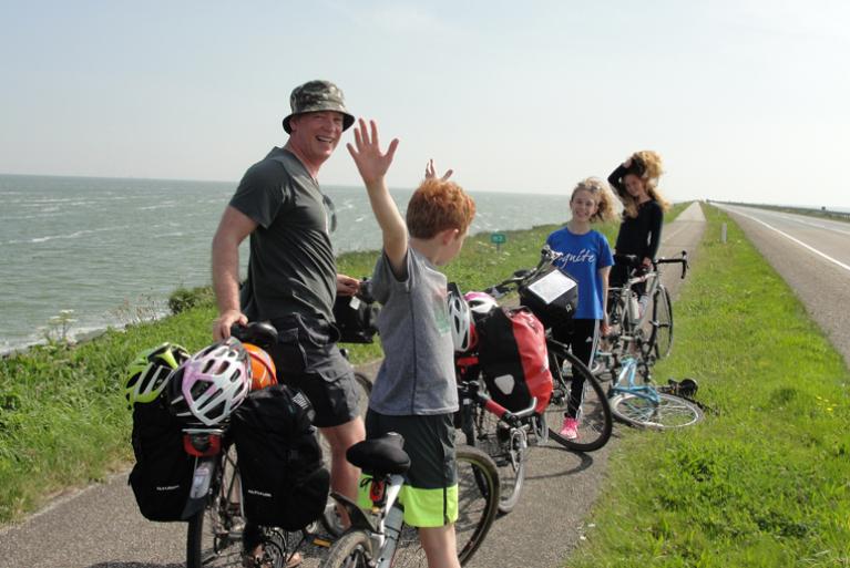 Familia en bicicleta viajando por Holanda