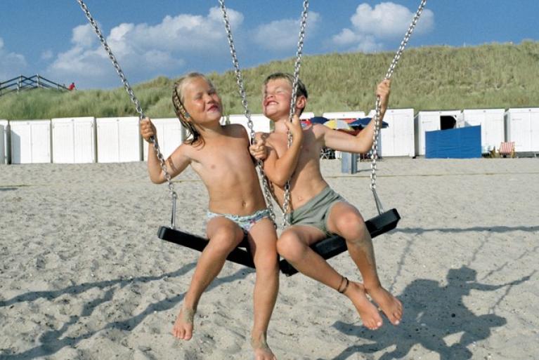 Niños en una playa de holanda