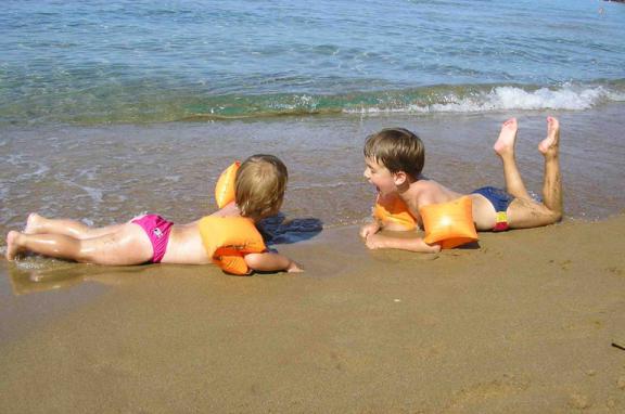 Niños jugando en la playa holandesa