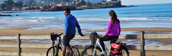 Ciclistas en la costa de Asturias