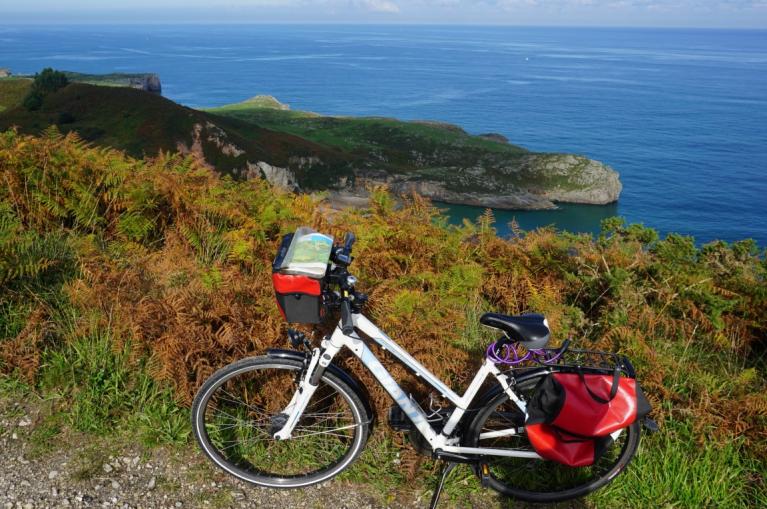 Bicicleta en la costa de Asturias