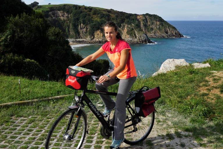 Ciclista recorriendo la costa de Asturias