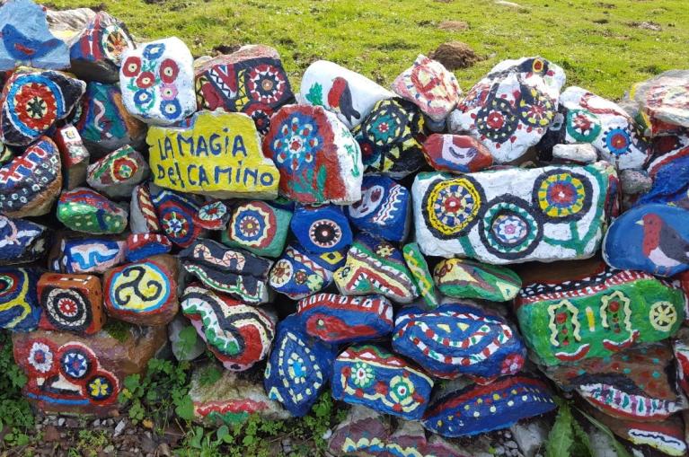 Piedras coloreadas por peregrinos en el Camino de Santiago