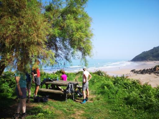 Senderistas en zona recreativa de la costa de Asturias