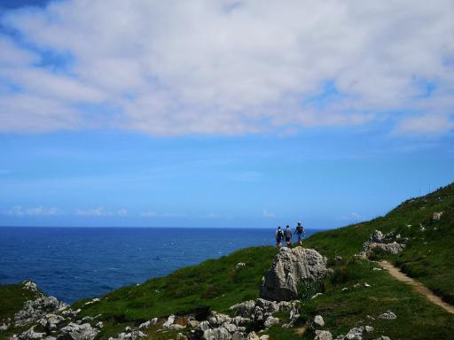 Senderistas recorriendo la costa oriental de Asturias