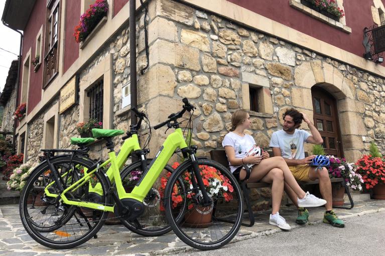 Ciclistas con bicicleta eléctrica en Asturias