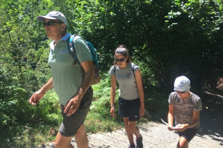 Padre con dos  niños haciendo senderismo en Picos de Europa