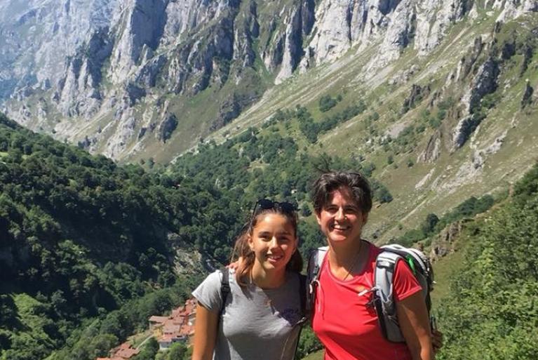 Madre e hija haciendo senderismo en Picos de Europa