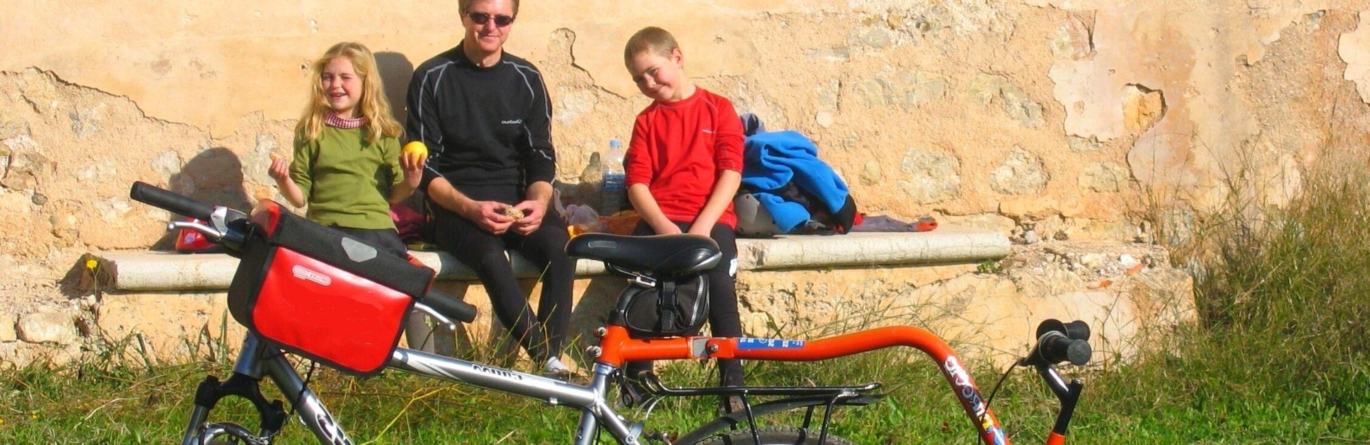 Padre con niños en bicicleta