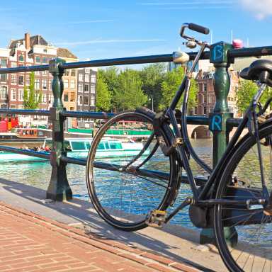 Bicicleta atada en un puente en una ciudad holandesa