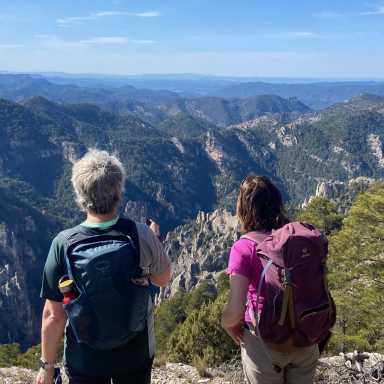 Dos senderistas disfrutando las vistas del Matarraña
