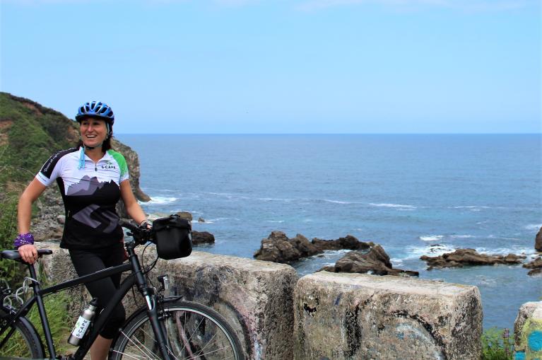 Ciclista con el Mar Cantábrico de fondo