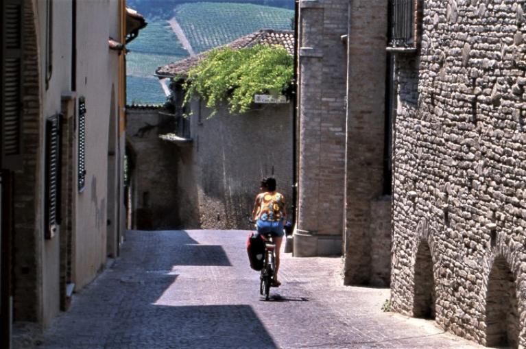 Ciclista en pueblo del Piamonte