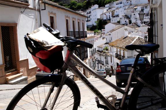 bicicleta en un pueblo blanco andaluz
