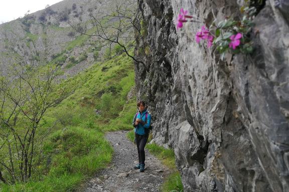 Senderista en el Desfiladero de las Xanas