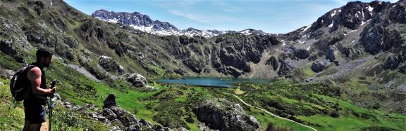 Senderista en Valle de Lago en Somiedo