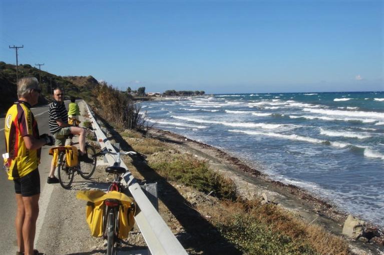 Ciclistas en la playa de Kamiros