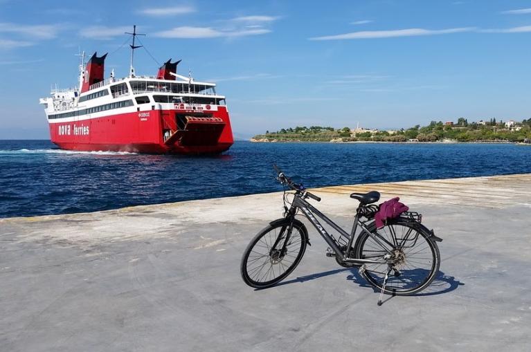 Bicicleta y Ferry en Poros