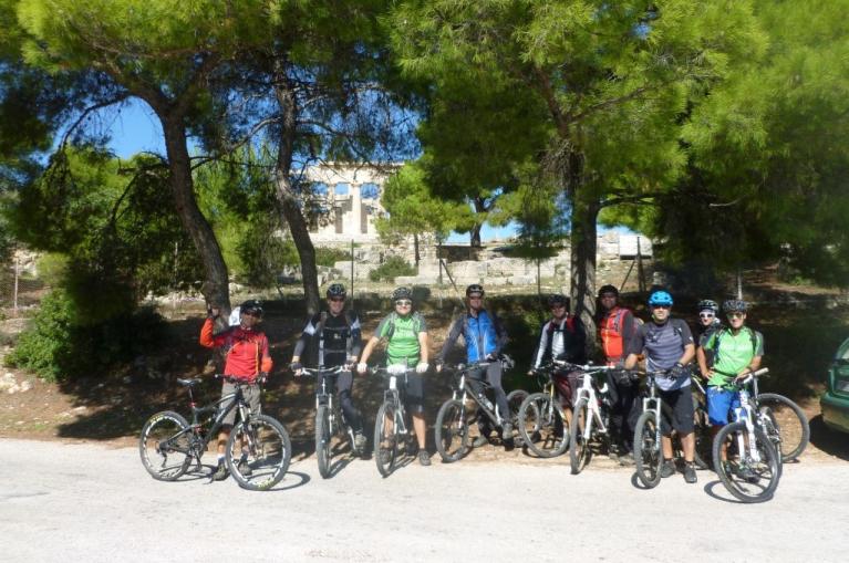 Grupo de cicloturisas en Egina 