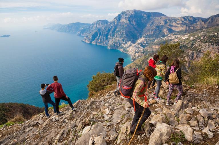 Sesnderistas en la costa de Amalfi