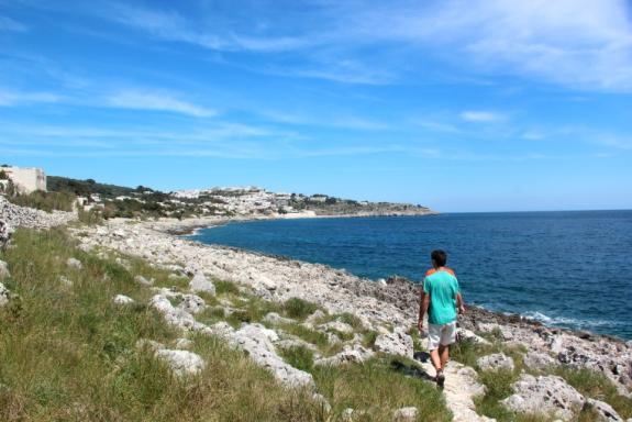Senderista en la costa de Apulia