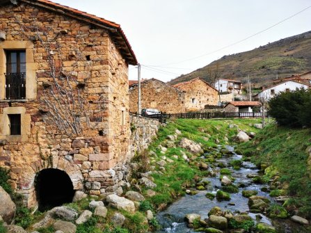 Casa piedra con río Camino Lebaniego