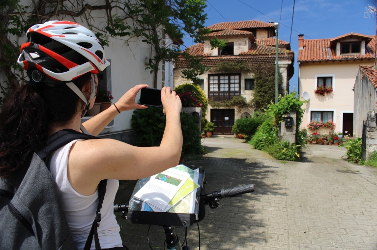Anna en bici haciendo una foto