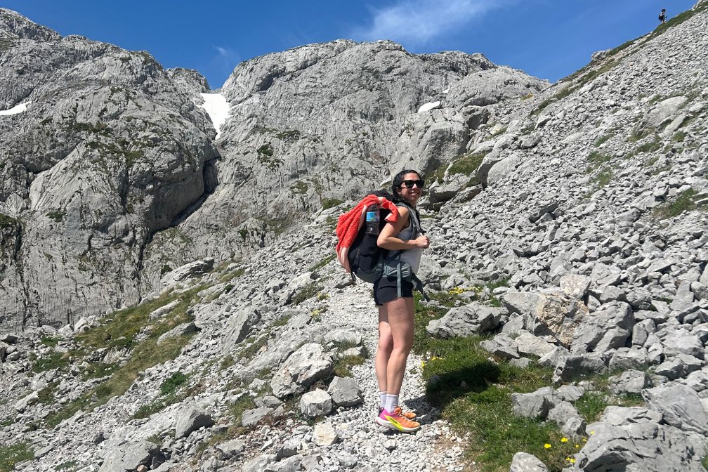 Senderista en la ruta a Collado Jermoso por sendero de piedra