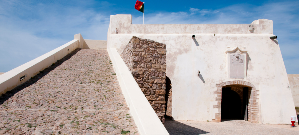 Subida empedrada de la fortificaci&oacute;n de Sagres