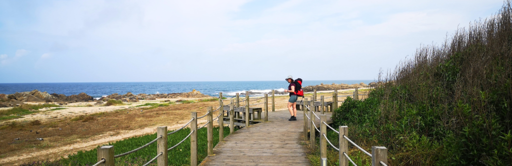 Pelegrina a lo largo de la costa en el Camino Portugués