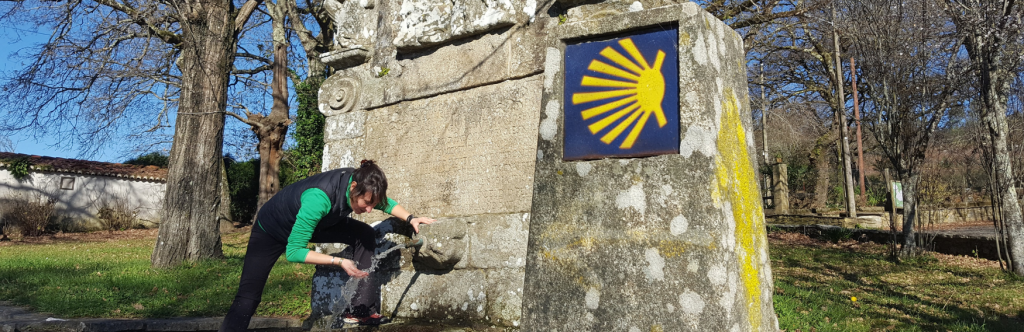 Bebiendo agua en el Camino Sanabrés
