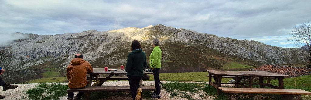 Senderistas disfrutando de las vistas desde la terraza del refugio de la Terenosa con Emilio, el guarda