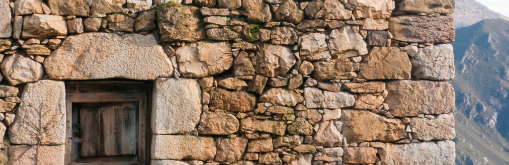 Detalle de caba&ntilde;a de piedra en Cabrales
