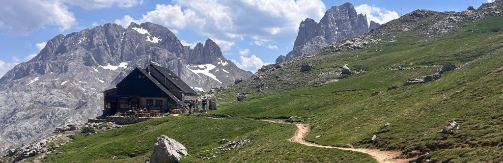 El refugio Collado Jermoso, con los Picos de Europa detr&aacute;s