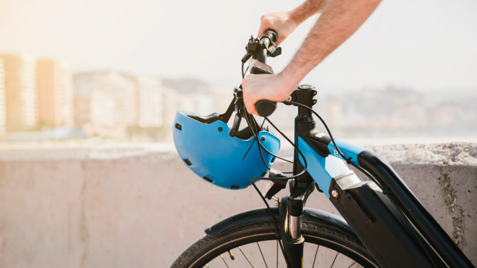 Bicicleta el&eacute;ctrica con bater&iacute;a en la horquilla